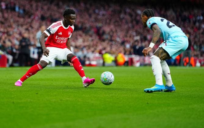 Bukayo Saka of Arsenal takes on Lucas Pires of Burnley Arsenal v Burnley, Premier League, Football, Emirates Stadium, London, UK - 18 May 2026London Emirates Stadium United Kingdom EDITORIAL USE ONLY No use with unauthorised audio, video, data, fixture lists, club league logos or live services. Online in-match use limited to 120 images, no video emulation. No use in betting, games or single club league player publications.  Copyright: xJavierxGarcia Shutterstockx 16881286bl