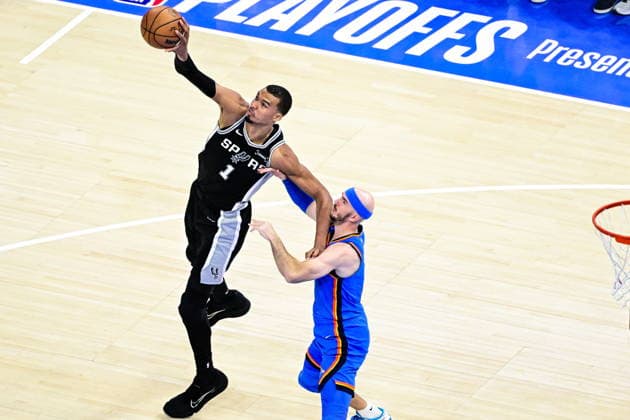 NBA, Basketball Herren, USA Western Conference Finals Game 1 - San Antonio Spurs at Oklahoma City Thunder San Antonio Spurs forward center Victor Wembanyama (L) grabs a pass over Oklahoma City Thunder guard Alex Caruso (R) during game 1 of the NBA Western Conference Finals between Oklahoma City Thunder and San Antonio Spurs in Oklahoma City, Oklahoma, USA, 18 May 2026. Oklahoma City United States  Copyright: xGERALDxLEONGx