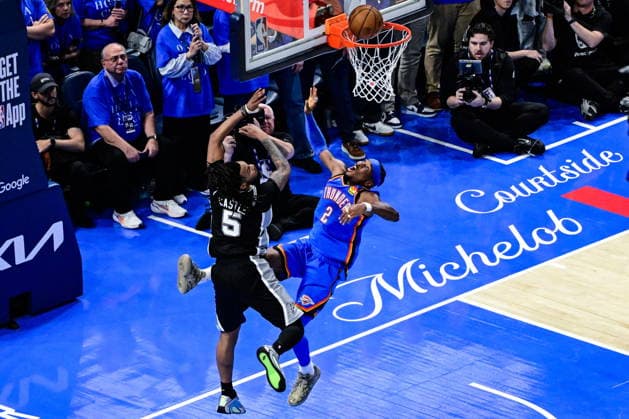 NBA, Basketball Herren, USA Western Conference Finals Game 1 - San Antonio Spurs at Oklahoma City Thunder Oklahoma City Thunder guard Shai Gilgeous-Alexander (R) shoots against San Antonio Spurs guard Stephon Castle (L) during game 1 of the NBA Western Conference Finals between Oklahoma City Thunder and San Antonio Spurs in Oklahoma City, Oklahoma, USA, 18 May 2026. Oklahoma City United States  Copyright: xGERALDxLEONGx