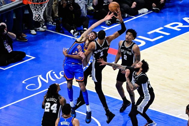 NBA, Basketball Herren, USA Western Conference Finals Game 1 - San Antonio Spurs at Oklahoma City Thunder Oklahoma City Thunder center forward Chet Holmgren (L) blocks San Antonio Spurs forward center Victor Wembanyama (C) during game 1 of the NBA Western Conference Finals between Oklahoma City Thunder and San Antonio Spurs in Oklahoma City, Oklahoma, USA, 18 May 2026. Oklahoma City United States  Copyright: xGERALDxLEONGx