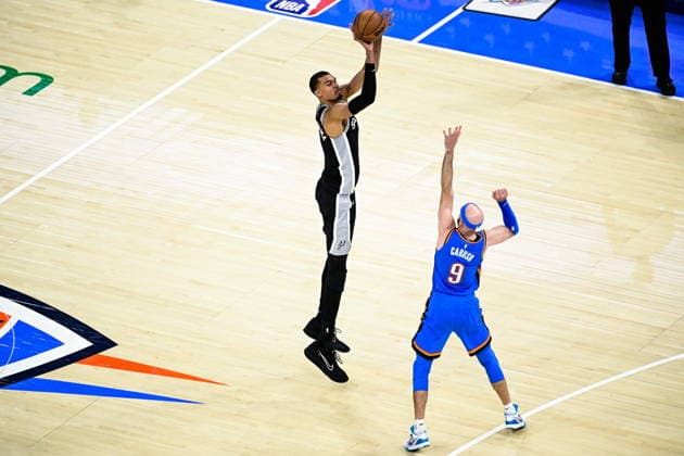NBA, Basketball Herren, USA Western Conference Finals Game 1 - San Antonio Spurs at Oklahoma City Thunder San Antonio Spurs forward center Victor Wembanyama (L) shoots against Oklahoma City Thunder guard Alex Caruso (R) during game 1 of the NBA Western Conference Finals between Oklahoma City Thunder and San Antonio Spurs in Oklahoma City, Oklahoma, USA, 18 May 2026. Oklahoma City United States  Copyright: xGERALDxLEONGx
