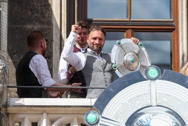 Jose Barcala FC Bayern Muenchen, head coach with championship trophy on the town hall balcony, GER, Reception of the FC Bayern Muenchen women in the town hall and championship celebration at Marienplatz, 18 05 2026, GER, Reception of the FC Bayern Muenchen women in the town hall and championship celebration at Marienplatz, 18 05 2026 Muenchen Copyright: xEibner-Pressefoto JennixMaulx EP_JML