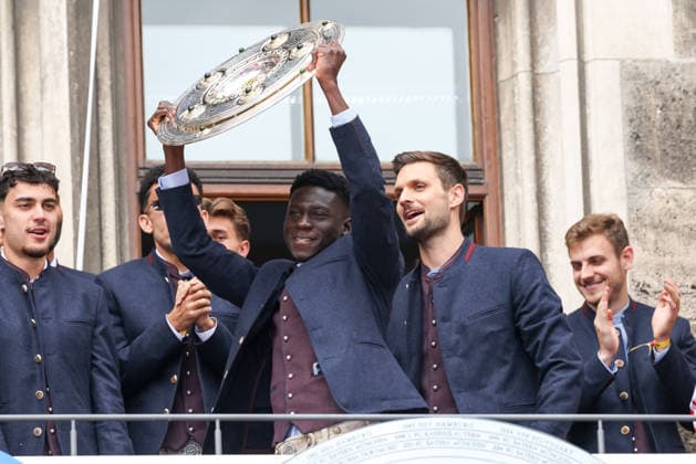 Bara Sapoko Ndiaye FC Bayern Muenchen, 39 with championship trophy on the town hall balcony at Munichs Marienplatz, GER, Reception of FC Bayern Muenchen at the town hall and championship celebration at Marienplatz, 17 05 2026, GER, Reception of FC Bayern Muenchen at the town hall and championship celebration at Marienplatz, 17 05 2026 Muenchen Copyright: xEibner-Pressefoto JennixMaulx EP_JML