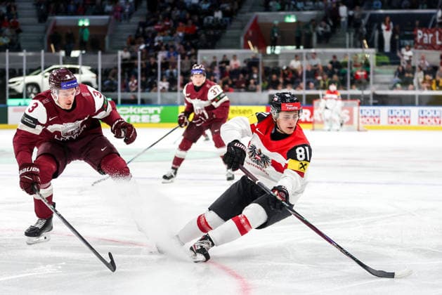 Ice hockey, Eishockey - IIHF WC 2026 ZURICH,SWITZERLAND,19.MAY.26 - ICE HOCKEY - IIHF Ice Hockey World Championship, WM, Weltmeisterschaft 2026, group stage, Austria vs Latvia. Image shows Alberts Smits (LAT) and Leon Kolarik (AUT).  GEPAxpictures xMaticxKlansek