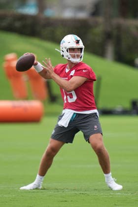 TBD, CA - MAY 19: Miami Dolphins quarterback Cam Miller (15) throws passes during the Miami Dolphins OTA on Tuesday, May 19, 2026 at Baptist Health Sports Complex in Miami Gardens, FL Photo by Peter Joneleit Icon Sportswire) NFL, American Football Herren, USA MAY 19 Miami Dolphins OTA EDITORIAL USE ONLY Icon2605019010