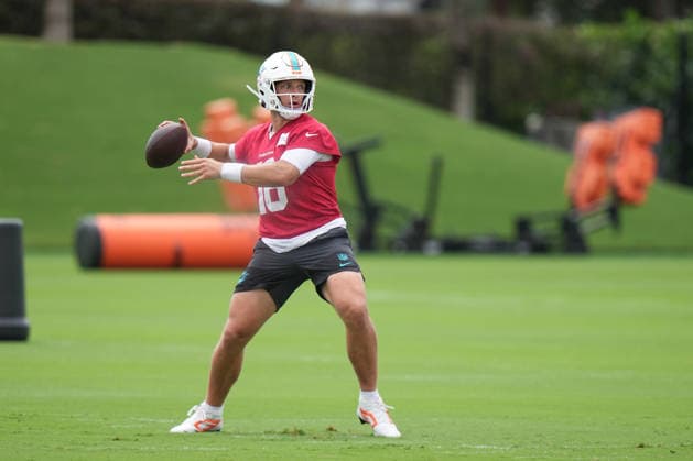 TBD, CA - MAY 19: Miami Dolphins quarterback Mark Gronoyski (16) throws passes during the Miami Dolphins OTA on Tuesday, May 19, 2026 at Baptist Health Sports Complex in Miami Gardens, FL Photo by Peter Joneleit Icon Sportswire) NFL, American Football Herren, USA MAY 19 Miami Dolphins OTA EDITORIAL USE ONLY Icon2605019011