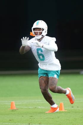 TBD, CA - MAY 19: Miami Dolphins wide receiver Malik Washington (6) eyes an incoming pass during the Miami Dolphins OTA on Tuesday, May 19, 2026 at Baptist Health Sports Complex in Miami Gardens, FL Photo by Peter Joneleit Icon Sportswire) NFL, American Football Herren, USA MAY 19 Miami Dolphins OTA EDITORIAL USE ONLY Icon2605019012
