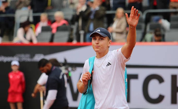 Bitpanda Hamburg Open, ATP 500 at Hamburg Rothenbaum DTB pro Justin Engel says goodbye to the crowd after his first round exit