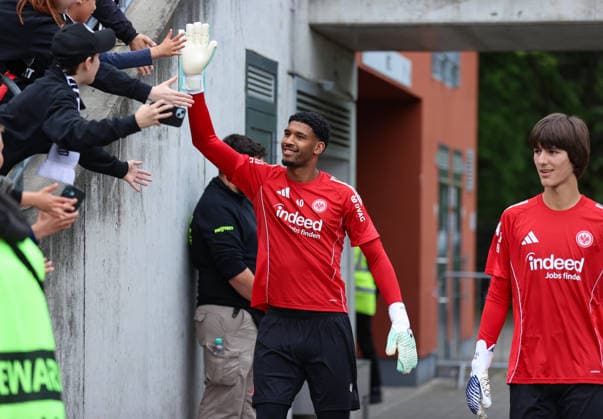 19 05 2026, Soccer test match, 125 years Rot Weiss Frankfurt, SG Rot Weiss Frankfurt Eintracht Frankfurt, f l , Goalkeeper Kaua Kaua Morais Vieira Dos Santos Eintracht Frankfurt before the match with the fans DFL DFB REGULATIONS PROHIBIT ANY USE OF PHOTOGRAPHS AS IMAGE SEQUENCES AND OR QUASI VIDEO xdcx Copyright: HMBxMedia Claus