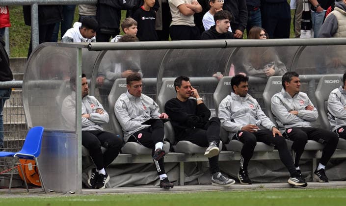 19 05 2026, xjhx, Fußball Testspiel, RW Frankfurt Eintracht Frankfurt v l Co Trainer Jan Fießer Fiesser Eintracht Frankfurt , Goalkeeper Trainer Jan Zimmermann Eintracht Frankfurt , Leiter der Lizenzspielabteilung Team Manager Timmo Hardung Eintracht Frankfurt DFL DFB REGULATIONS PROHIBIT ANY USE OF PHOTOGRAPHS as IMAGE SEQUENCES and or QUASI VIDEO Frankfurt am Main