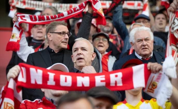 Soccer, Men, Season 2025 2026, 1 Bundesliga, 1 FC Union Berlin, Ordinary General Meeting at Stadion An der Alten Försterei, from left Managing Director Oskar Kosche 1 FC Union , President Dirk Zingler 1 FC Union , Honorary Council Chairman Wolfgang Vallentin 1 FC Union during the anthem, 19 05 2026, Copyright: xMatthiasxKochx