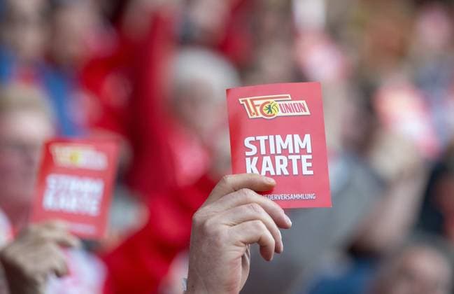 Soccer, Men, Season 2025 2026, 1 Bundesliga, 1 FC Union Berlin, Ordinary General Meeting at Stadion An der Alten Försterei, Voting card during voting, 19 05 2026, Copyright: xMatthiasxKochx