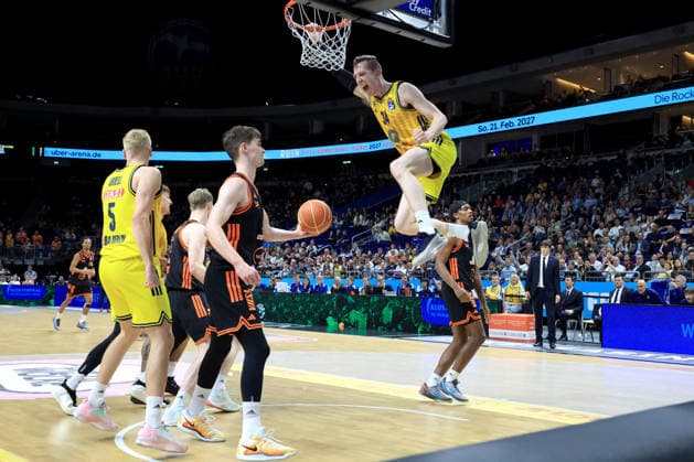 DEU, easyCredit BBL, ALBA vs Rasta Vechta, 19 05 2026, Uber Arena, Berlin, DEU, easyCredit BBL, ALBA vs Rasta Vechta, in the picture dunking by Justin Bean ALBA Berlin 34 , Sam Griesel ALBA Berlin 5 , Joschka Ferner RASTA Vechta 9 nordphotoxGmbHx xEngler nph00076
