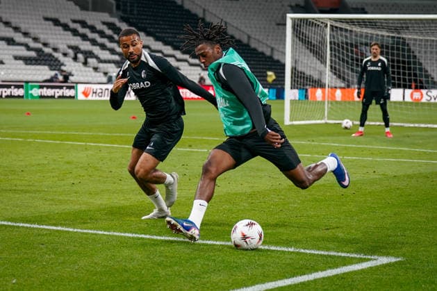 Turkey Football UEFA Europa League 2025 2026, Final in Istanbul SC Freiburg vs Aston Villa Tüpras Stadyumu Istanbul Final training Freiburg team Johan Manzambi SC Freiburg, 44 Daniel Kofi Kyereh SC Freiburg, 11 Copyright: xJOERANxSTEINSIEKx