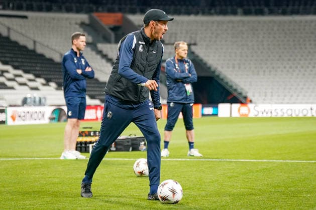 Turkey Football UEFA Europa League 2025 2026, Final in Istanbul SC Freiburg vs Aston Villa Tüpras Stadyumu Istanbul Final training Freiburg team Julian Schuster SC Freiburg, coach on the ball Copyright: xJOERANxSTEINSIEKx