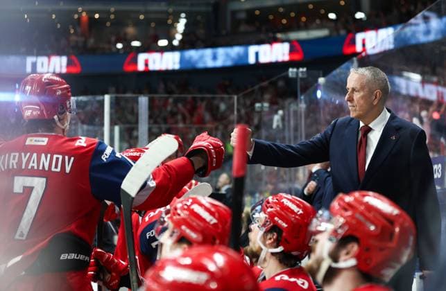 Russia Ice hockey, Eishockey Kontinental League Lokomotiv - Ak Bars 9169194 19.05.2026 Lokomotiv s Nikita Kiryanov gives a fist bump to Lokomotiv s head coach Bob Hartley after scoring his team s second goal during the Kontinental Hockey League final play-off ice hockey match between Lokomotiv Yaroslavl and Ak Bars Kazan in Yaroslavl, Russia. Yaroslav Neyelov Sputnik Yaroslavl Russia  Copyright: xYaroslavxNeyelovx