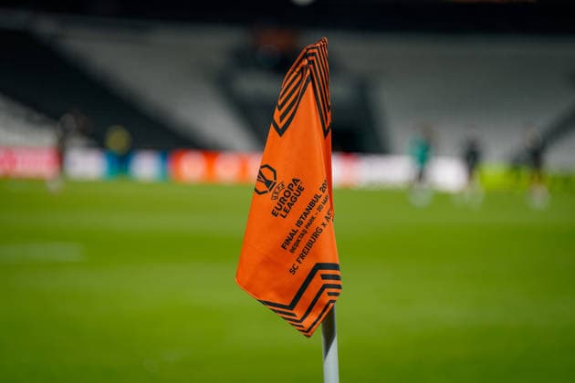 Turkey Football UEFA Europa League 2025 2026, Final in Istanbul SC Freiburg vs Aston Villa Tüpras Stadyumu Istanbul Turkey, Istanbul, Europe Football UEFA Europa League 2025 26, Final, SC Freiburg vs Aston Villa, Tüpras Stadyumu, Corner flag with UEFA Europa League final branding in Besiktas Istanbul stadium before the final Symbol image for the final atmosphere, European Cup, UEFA branding, stadium detail, grass sports, sports venue, football culture, evening atmosphere, preparation, media production, Istanbul Final 2026, advertising banner, stadium interior Copyright: xJOERANxSTEINSIEKx