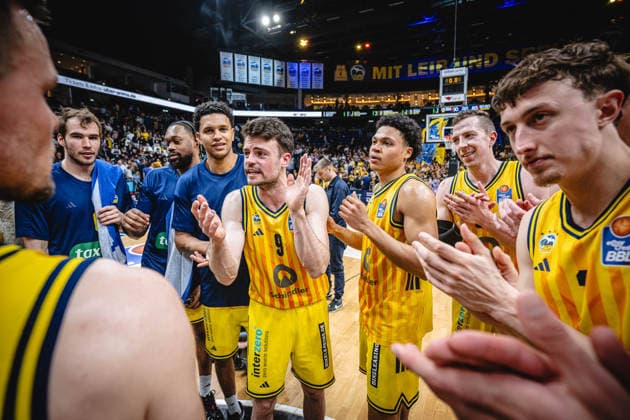 Basketball Berlin 19 05 2026 Season 2025 2026 EasyCredit BBL 1 Bundesliga Men, Men Playoffs Quarterfinals Game 2 Alba Berlin RASTA Vechta Jonas Mattisseck Alba Berlin, No 09 and others Cheering after victory