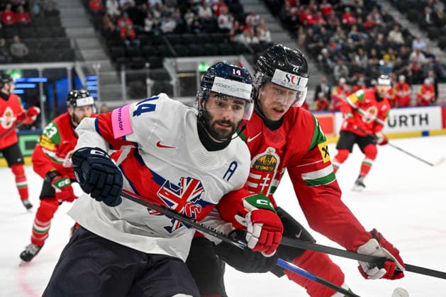 ZURICH, SWITZERLAND MAY 19 Liam Kirk of Great Britain against Vilmos Gallo of Hungary during the 2026 IIHF Ice Hockey World Championship Switzerland game between Hungary and Great Britain at Swiss Life Arena on May 19, 2026 in Zurich, Zurich Zurich Swiss Life Arena Zurich Switzerland Copyright: xJustPictures.ch AndreaxBrancax jp-en-EuSpIm-JP7_ANB_Lat_Aut_19052026_5896