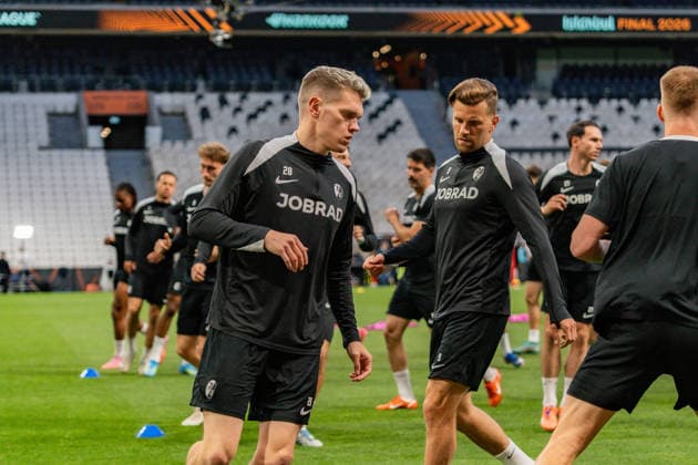 19 05 2026, SC Freiburg vs Aston Villa, UEFA Europa League, Final Matchday 1 Besiktas Square, Besiktas Park, Stadium, Fan festival, Fan Fest, Fans Freiburg Aston Villa, Trophy, Uefa Cup League Trophy, Istanbul 2026 Final Final Training Final Training SC Freiburg in Vodafone Park, Mathias Ginter, Lucas Höler Copyright: xBahhoxKarax
