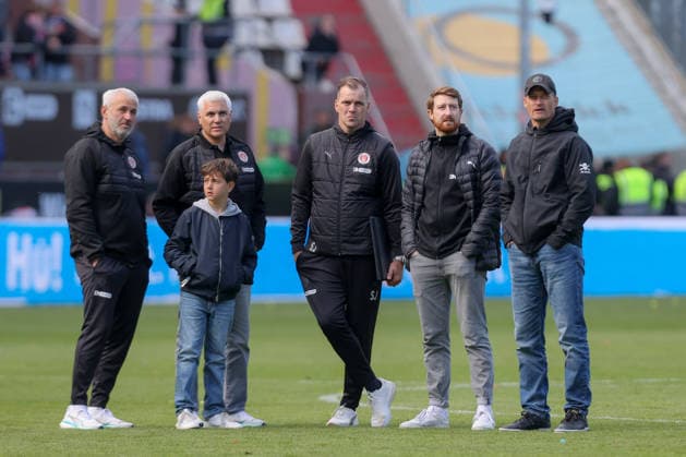 16 05 2026, xtgx, Soccer 1 Bundesliga, FC St Pauli VfL Wolfsburg emspor, f l Andreas Bornemann St Pauli, Managing Director Sport 2 from left , Alexander Blessin St Pauli, Coach right DFL DFB REGULATIONS PROHIBIT ANY USE OF PHOTOGRAPHS as IMAGE SEQUENCES and or QUASI VIDEO Hamburg
