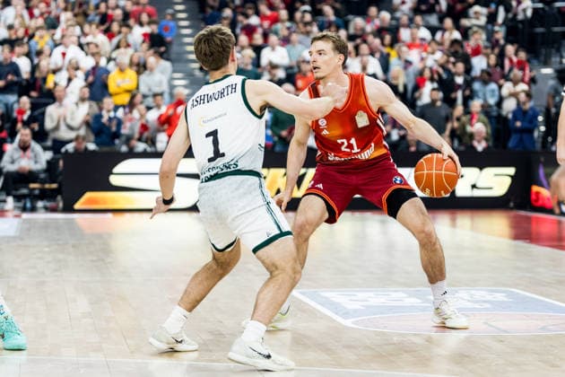 MUNICH, GERMANY - MAY 19: Justus Hollatz (FC Bayern Muenchen, 21) controls the ball against Steven Ashworth (Vet-Concept Gladiators Trier, 1) during the easyCredit Basketball Bundesliga Playoffs Quarterfinal Game 2 between FC Bayern Muenchen vs. Vet-Concept Gladiators Trier at SAP Garden on match 2 of the Playoffs Quarterfinals Best of Five of easyCredit Basketball Bundesliga on May 19, 2026 in Munich, Germany. Bavaria Germany Copyright: xSteffiexWunderlx