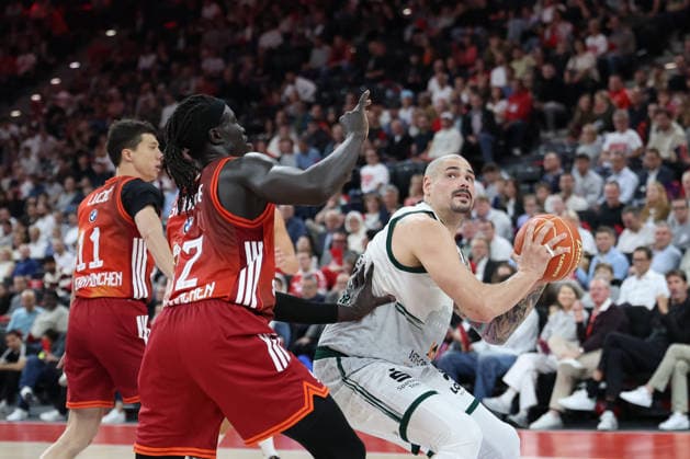 Maik Zirbes Vet Concept Gladiators Trier, 33 with Wenyen Gabriel FC Bayern Basketball, 32 , GER, FC Bayern Basketball vs Vet Concept Gladiators Trier, Basketball, easycredit Basketball Bundesliga, Playoffs, Quarterfinals, 2025 2026 season, 19 05 2026, GER, FC Bayern Basketball vs Vet Concept Gladiators Trier, Basketball, easycredit Basketball Bundesliga, Playoffs, Quarterfinals, 2025 2026 season, 19 05 2026 Munich Copyright: xEibner-Pressefoto JennixMaulx EP_JML