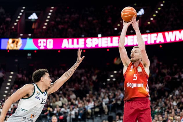 MUNICH, GERMANY - MAY 19: Niels Giffey (FC Bayern Muenchen, 5) shoots the ball over Nolan Adekunle (Vet-Concept Gladiators Trier, 22) during the easyCredit Basketball Bundesliga Playoffs Quarterfinal Game 2 between FC Bayern Muenchen vs. Vet-Concept Gladiators Trier at SAP Garden on match 2 of the Playoffs Quarterfinals Best of Five of easyCredit Basketball Bundesliga on May 19, 2026 in Munich, Germany. Bavaria Germany Copyright: xSteffiexWunderlx
