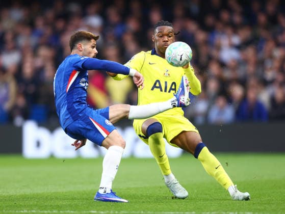 Chelsea v Tottenham Hotspurs, English Premier League, Stamford Bridge, London, UK - 19 05 2026 Pedro Neto of Chelsea flicks the ball over Destiny Udogie of Tottenham Hotspurs during the Premier League game at Stamford Bridge London Stamford Bridge London GBR, UK NEWSPAPERS OUT Copyright: xMarkxGreenwoodx