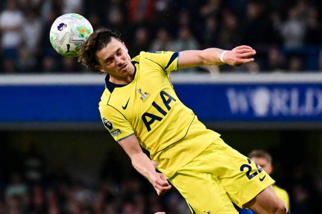 Chelsea v Tottenham Hotspur, Premier League Tottenham Hotspur midfielder Conor Gallagher (22) heads the ball during the Premier League match between Chelsea and Tottenham Hotspur at Stamford Bridge, London, UK on 19 May 2026. London Stamford Bridge Greater London UK Editorial use only DataCo restrictions apply See www.football-dataco.com , Copyright: xDennisxGoodwinx PSI-24269-0036