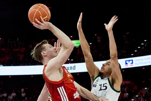 German Basketball Bundesliga BBL , FC Bayern Munich Basketball vs VET CONCEPT GLADIATORS Trier, Munich FC Bayern Basketball, Trier VET CONCEPT GLADIATORS, 2026 05 19 in Munich SAP Garden HOLLATZ Justus FC Bayern Munich Basketball Point Guard PG Nr21 FCBB21 , ROLAND Jordan VET CONCEPT GLADIATORS TRIER Point Guard PG Nr15 TRI15 sportworld Munich SAP Garden Bayern Germany