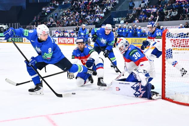 L-R Marcel Mahkovec (SLO), Viliam Kmec (SVK) and goalkeeper Adam Gajan (SVK) in action during the 2026 IIHF World Championship, WM, Weltmeisterschaft Group B, match Slovenia vs Slovakia, Fribourg, Switzerland, on May 19, 2026. (CTKxPhoto RadekxPetrasek) CTKPhotoP2026051909338  CTKPhotoP2026051909338