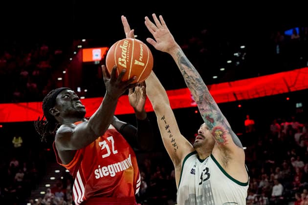 German Basketball Bundesliga BBL , FC Bayern Munich Basketball vs VET CONCEPT GLADIATORS Trier, Munich FC Bayern Basketball, Trier VET CONCEPT GLADIATORS, 2026 05 19 in Munich SAP Garden GABRIEL Wenyen FC Bayern Munich Basketball Center C Nr32 FCBB32 , ZIRBES Maik VET CONCEPT GLADIATORS TRIER Center C Nr33 TRI33 sportworld Munich SAP Garden Bayern Germany