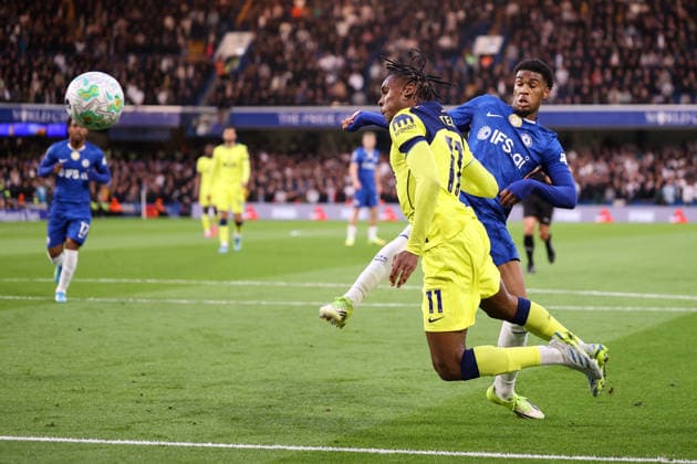 Chelsea gegen Tottenham Hotspur 19. Mai 2026, London Premier League Fußball Chelsea gegen Tottenham Hotspur Mathys Tel von Tottenham Hotspur köpft den Ball unter dem Druck von Josh Acheampong von Chelsea Foto Jacques Feeney Abseits London UK  Copyright: xJacquesxFeeneyx xOffsidexOffside