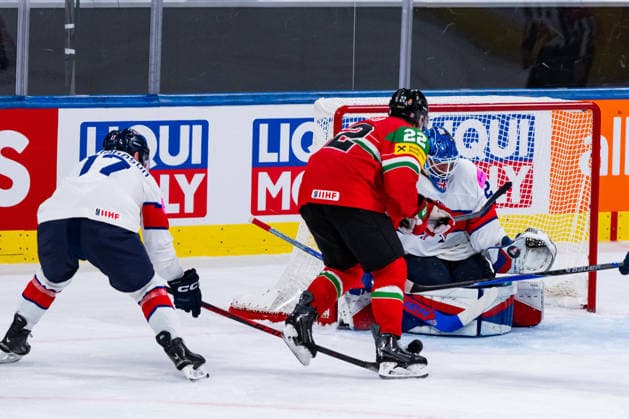 ZURICH, SWITZERLAND - MAY 19: Mat Robson (Great Britain, 20) catches the shot from Vilmos Gallo (Hungary, 22) during the Preliminary Round - Group A Match 23 between Hungary and Great Britain at the IIHF Ice hockey, Eishockey World Championship, WM, Weltmeisterschaft 2026, Swiss Life Arena on May 19, 2026 in Zurich, Switzerland. Zurich Switzerland Copyright: xTimoxSteinx