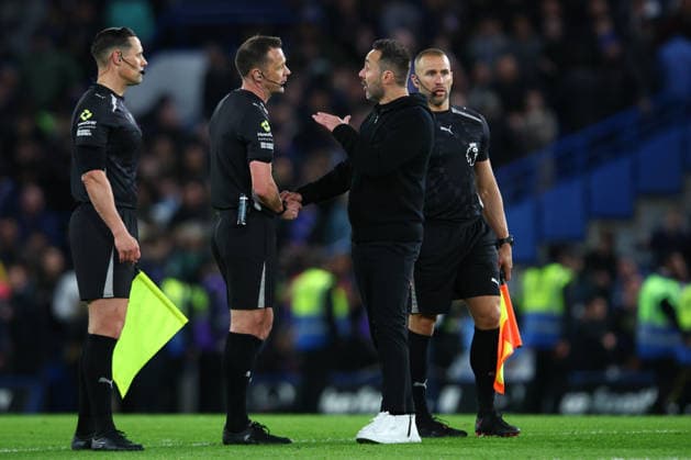 Premier League: Chelsea v Tottenham Hotspur LONDON, UK - 19th May 2026: Tottenham Hotspur Head Coach Roberto De Zerbi talks to Referee Stuart Attwell after the Premier League match between Chelsea FC and Tottenham Hotspur FC at Stamford Bridge London Stamford Bridge England United Kingdom Copyright: xCraigxMercerx xPeakxActionxPhotosx