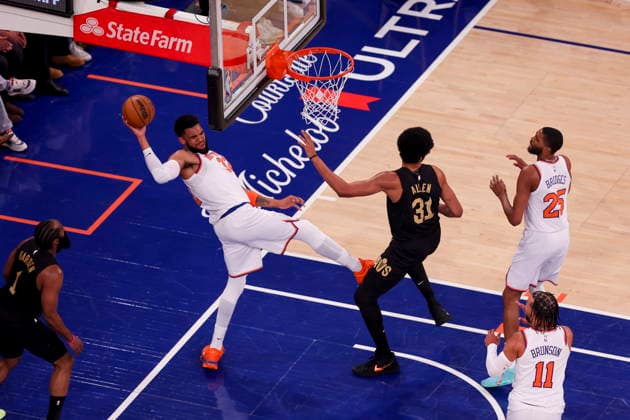 NBA, Basketball Herren, USA East Conference Finals Game 1 - Cleveland Cavaliers at New York Knicks New York Knicks center forward Karl-Anthony Towns (C-L) in action during game 1 of the NBA East Conference Finals between the New York Knicks and Cleveland Cavaliers in New York, New York, USA, 19 May 2026. New York NEW YORK United States  Copyright: xSARAHxYENESELx