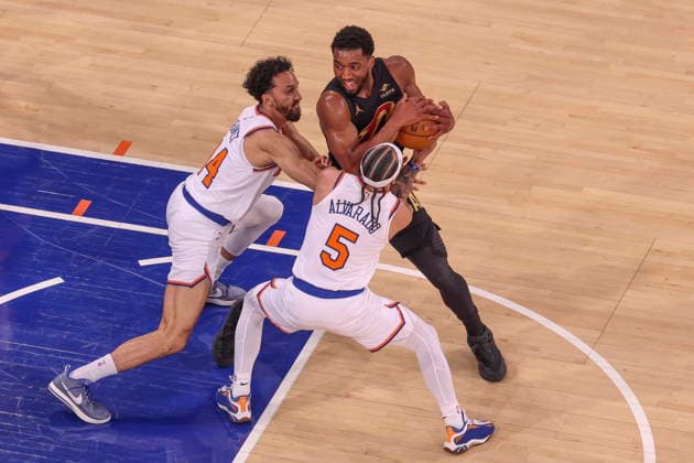 NBA, Basketball Herren, USA East Conference Finals Game 1 - Cleveland Cavaliers at New York Knicks Cleveland Cavaliers guard Donovan Mitchell (C) in action during game 1 of the NBA East Conference Finals between the New York Knicks and Cleveland Cavaliers in New York, New York, USA, 19 May 2026. New York NEW YORK United States  Copyright: xSARAHxYENESELx