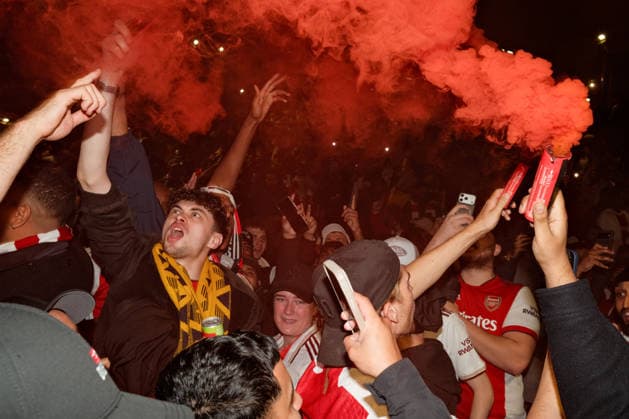 Arsenal-Fans feiern den Titel 19. Mai 2026 London Arsenal-Fans mit Fackeln Foto von Jacques Feeney London UK  Copyright: xJacquesxFeeneyxOffside