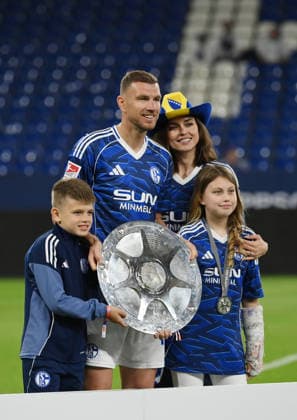 Edin Dzeko FC Schalke 04 with wife Amra Silajdzic and his children 17 05 2026, Soccer 2 Bundesliga, Season 2025 2026, 34 Matchday, FC Schalke 04 Eintracht Braunschweig 1 0 DFL regulations prohibit any use of photographs as image sequences and or quasi video Gelsenkirchen Veltins Arena Nordrhein Westfalen Germany Team2