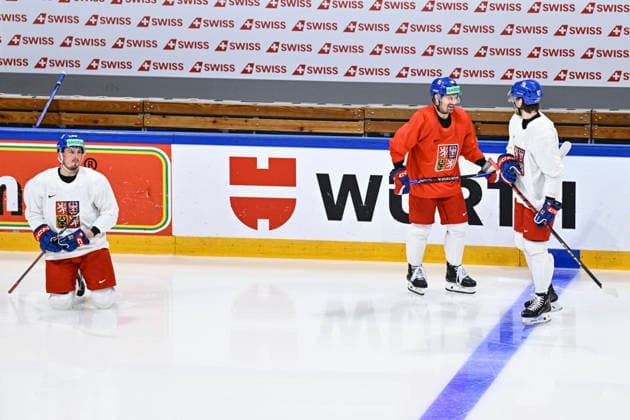 From left Jan Mandat, Jakub Flek, Michal Kovarcik of Czech Republic attend a training session of Czech national hockey team at the IIHF World Championship, WM, Weltmeisterschaft in Fribourg, Switzerland, May 20, 2026. (CTKxPhoto RadekxPetrasek) CTKPhotoP2026052003956  CTKPhotoP2026052003956