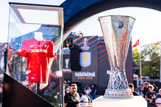 19 05 2026, SC Freiburg vs Aston Villa, UEFA Europa League, Final Matchday 1 Besiktas Square, Besiktas Park, Stadium, Fan festival, Fan Fest, Fans Freiburg Aston Villa, Trophy, Uefa Cup League Trophy, Istanbul 2026 Final Copyright: xBahhoxKarax