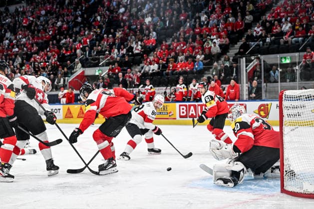 ZURICH, SWITZERLAND MAY 20 Calvin Thurkauf of Switzerland L tries to score against goalkeeper David Kickert of Austria during the 2026 IIHF Ice Hockey World Championship Switzerland game between Austria and Switzerland at Swiss Life Arena on May 20, 2026 in Zurich, Zurich Zurich Swiss Life Arena Zurich Switzerland Switzerland Copyright: xJustPictures.ch AndreaxBrancax jp-en-EuSpIm-JP7_ANB_Aut_Swi_20052026_6388