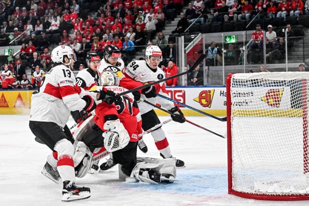 ZURICH, SWITZERLAND MAY 20 Attilio Biasca of Switzerland R and Nico Hischier of Switzerland L battle for the puck against goalkeeper David Kickert of Austria during the 2026 IIHF Ice Hockey World Championship Switzerland game between Austria and Switzerland at Swiss Life Arena on May 20, 2026 in Zurich, Zurich Zurich Swiss Life Arena Zurich Switzerland Switzerland Copyright: xJustPictures.ch AndreaxBrancax jp-en-EuSpIm-JP7_ANB_Aut_Swi_20052026_6457
