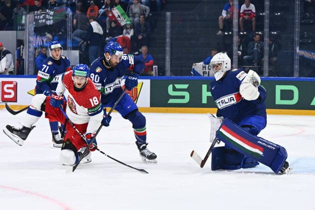 L-R Dominik Kubalik (CZE), Dylan Di Perna (ITA) and goalkeeper Damian Clara (ITA) in action during the 2026 IIHF World Championship, WM, Weltmeisterschaft Group B, match Czechia vs Italy, Fribourg, Switzerland, on May 20, 2026. (CTKxPhoto RadekxPetrasek) CTKPhotoP2026052007335  CTKPhotoP2026052007335
