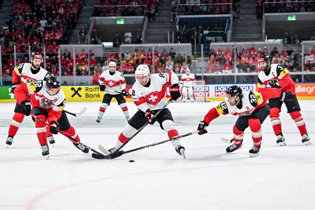 ZURICH, SWITZERLAND MAY 20 Christoph Bertschy of Switzerland in action between Clemens Unterweger of Austria L and Bernd Wolf of Austria R during the 2026 IIHF Ice Hockey World Championship Switzerland game between Austria and Switzerland at Swiss Life Arena on May 20, 2026 in Zurich, Zurich Zurich Swiss Life Arena Zurich Switzerland Copyright: xJustPictures.ch AndreaxBrancax jp-en-EuSpIm-JP7_ANB_Aut_Swi_20052026_7372