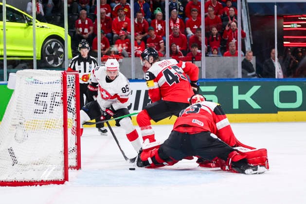Ice hockey, Eishockey - IIHF WC 2026 ZURICH,SWITZERLAND,20.MAY.26 - ICE HOCKEY - IIHF Ice Hockey World Championship, WM, Weltmeisterschaft 2026, group stage, Austria vs Switzerland. Image shows Sven Andrighetto (SUI), Gregor Biber and Florian Vorauer (AUT).  GEPAxpictures xMaticxKlansek