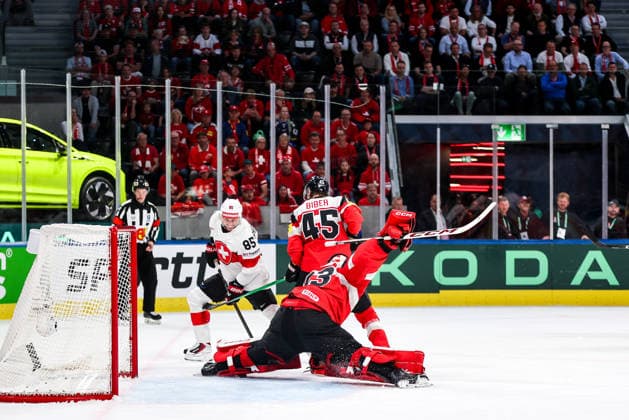 Ice hockey, Eishockey - IIHF WC 2026 ZURICH,SWITZERLAND,20.MAY.26 - ICE HOCKEY - IIHF Ice Hockey World Championship, WM, Weltmeisterschaft 2026, group stage, Austria vs Switzerland. Image shows Sven Andrighetto (SUI), Gregor Biber (AUT) and Florian Vorauer (AUT).  GEPAxpictures xMaticxKlansek