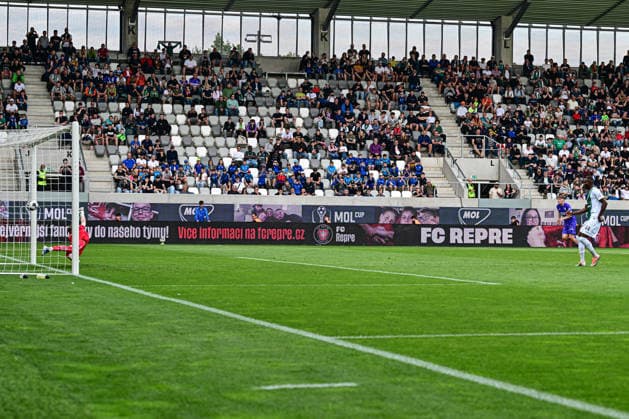 Finale ceskeho fotbaloveho poharu MOL Cupu: FK Jablonec - MFK Karvina, 20. kvetna 2026, Hradec Kralove. Lamin Jawo z Jablonce strili gol, vlevo brankar Vladimir Neuman z Karvine. (CTKxPhoto DavidxTanecek) CTKPhotoP2026052008701  CTKPhotoP2026052008701