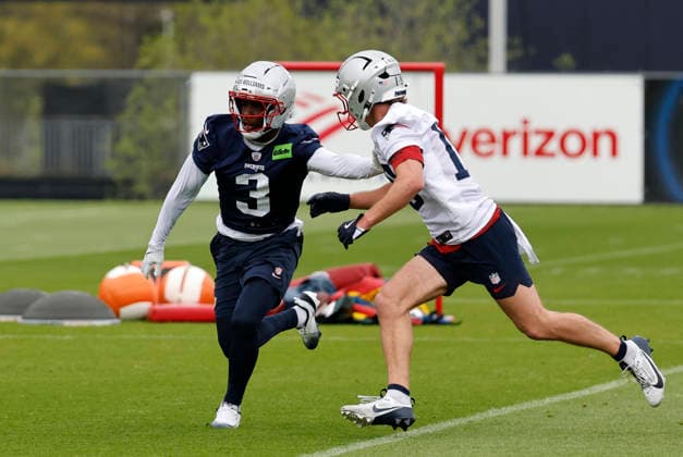 FOXBOROUGH, MA - MAY 09: Dee Williams 3 of the New England Patriots holds off Jimmy Kibble 19 of the New England Patriots during New England Patriots rookie camp on May 9, 2026, at Gillette Stadium in Foxborough, Massachusetts. (Photo by Fred Kfoury III Icon Sportswire) NFL, American Football Herren, USA MAY 09 New England Patriots Workout EDITORIAL USE ONLY Icon482260509082